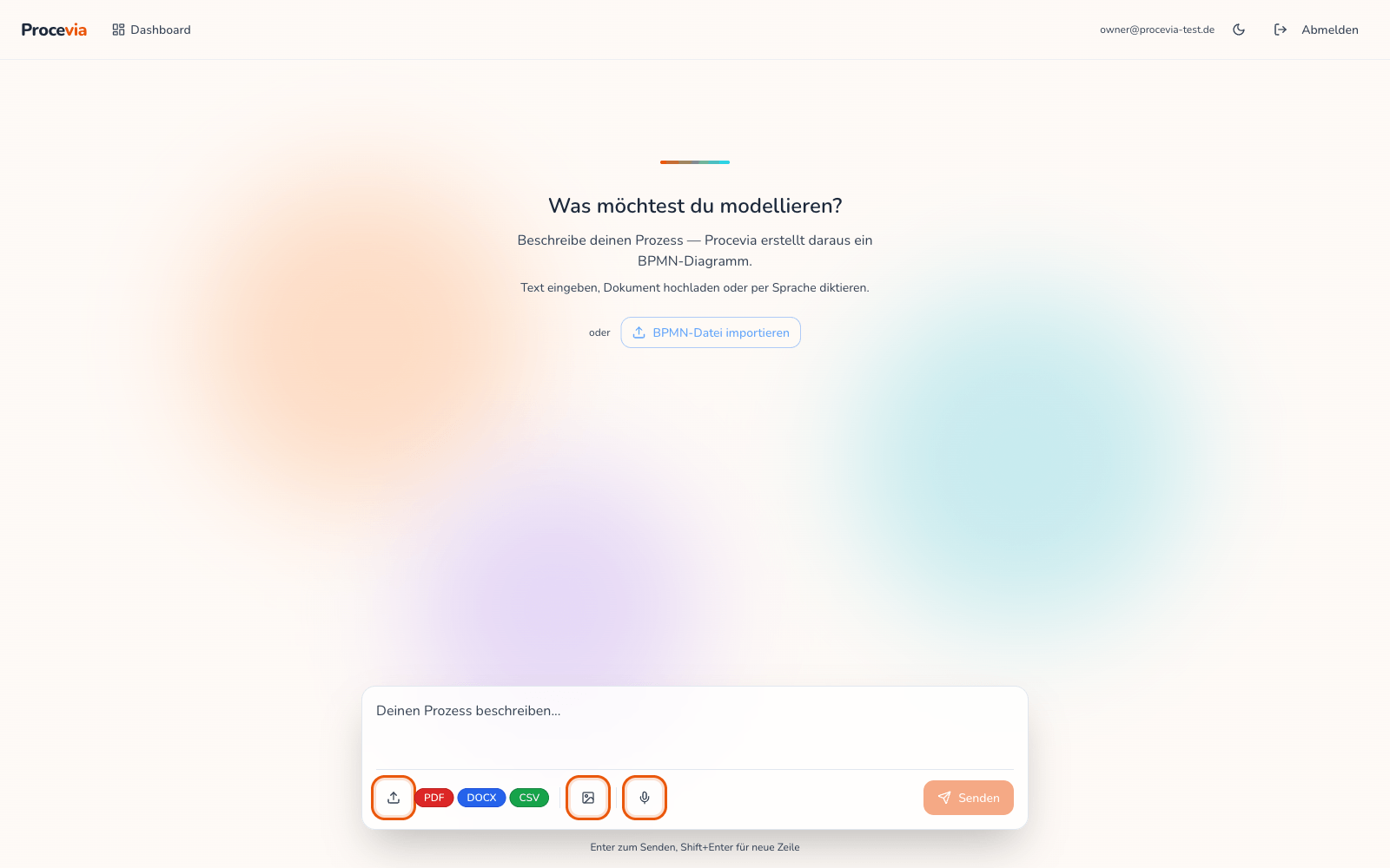 Prozessaufnahme in Procevia: Eingabefeld mit der Frage Was möchtest du modellieren, darunter die Aufnahmewege Text, Dokument-Upload für PDF, DOCX und CSV, Foto und Spracheingabe